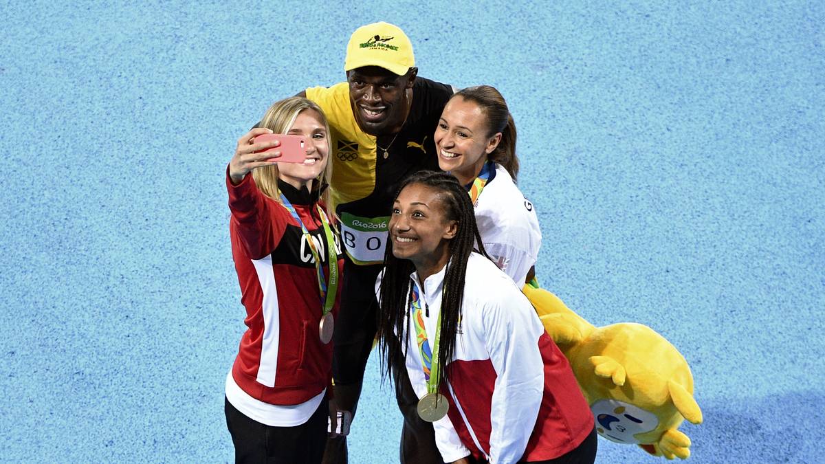Die drei Medaillengewinnerinnen im Siebenkampf, Nafissatou Thiam, Jessica Ennis-Hill und Brianne Theisen-Eaton, erfüllen sich mit dem gemeinsamen Foto mit Bolt offenbar jedenfalls einen großen Traum