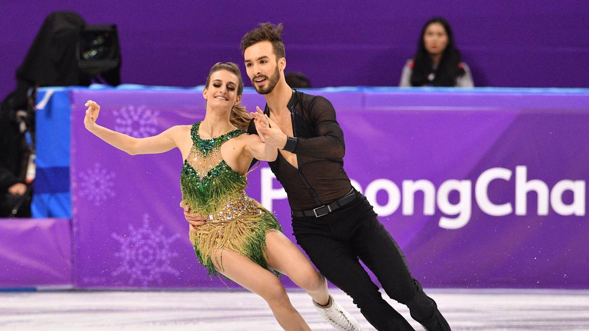 Nach dem pikanten Zwischenfall ist die 22-Jährige am Boden zerstört: "Da ist mein schlimmster Alptraum ausgerechnet bei Olympia wahr geworden. Ich hatte keine Chance, ich konnte nur weiterlaufen und beten." Einen Tag später dann die Entschädigung: Im Finale tanzt sich das Duo zu Silber