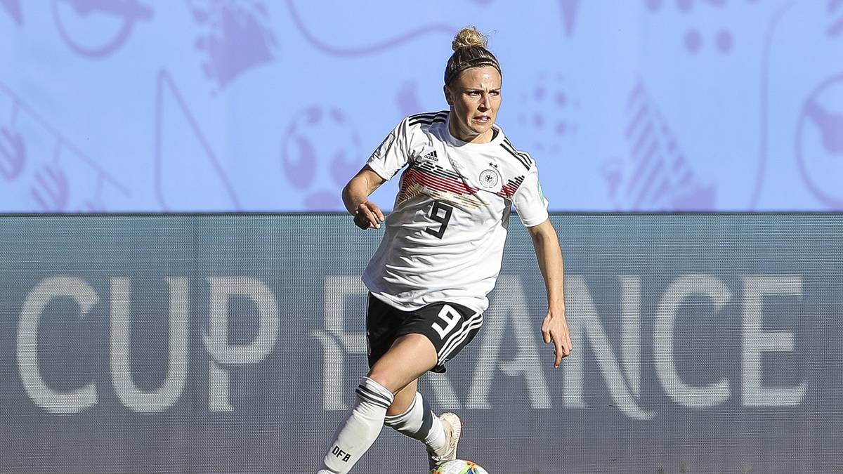 SVENJA HUTH: In der ersten Halbzeit nur selten am Ball, präsentierte sich aber mit einem "Skorpion-Schuss", der weit über das gegnerische Tor flog. Nach der Pause deutlich agiler, sorgte immer wieder für Entlastung. SPORT1-Note: 3,0