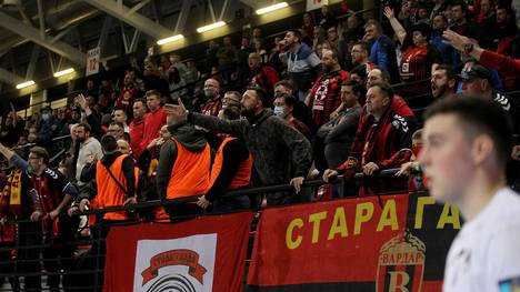 Die Fans von Vardar Skopje haben sich im Derby gegen Eurofarm Pelister nicht von ihrer besten Seite gezeigt