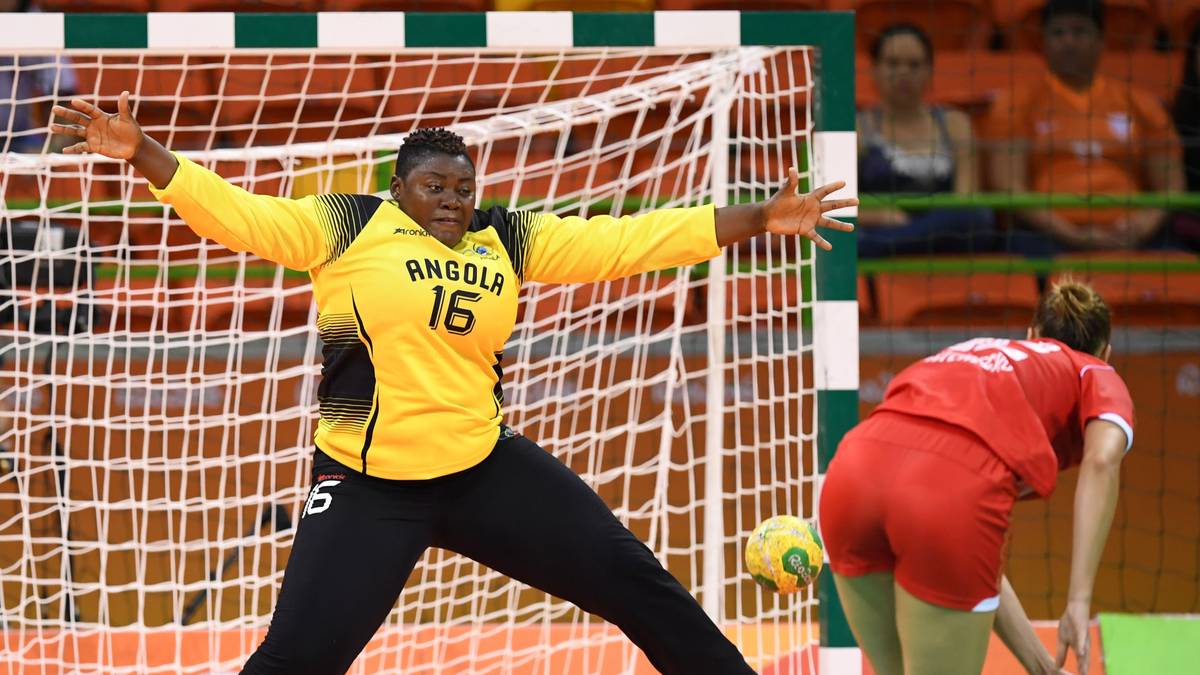 Ein Moppel im angolanischen Handball-Tor: Teresa Patricia Almeida wiegt 98 Kilo bei 1,70 Meter und ist "stolz darauf". Auch aus sportlicher Sicht sind die Pfunde gar nicht so unnütz...