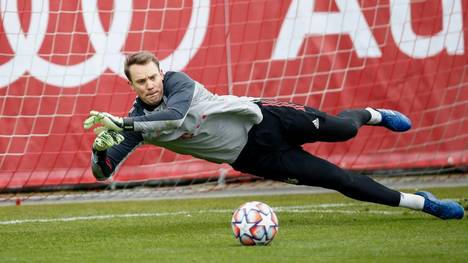 Vor dem CL-Spiel gegen Lokomotive Moskau lobt Bayern-Trainer Hansi Flick seinen Keeper Manuel Neuer.