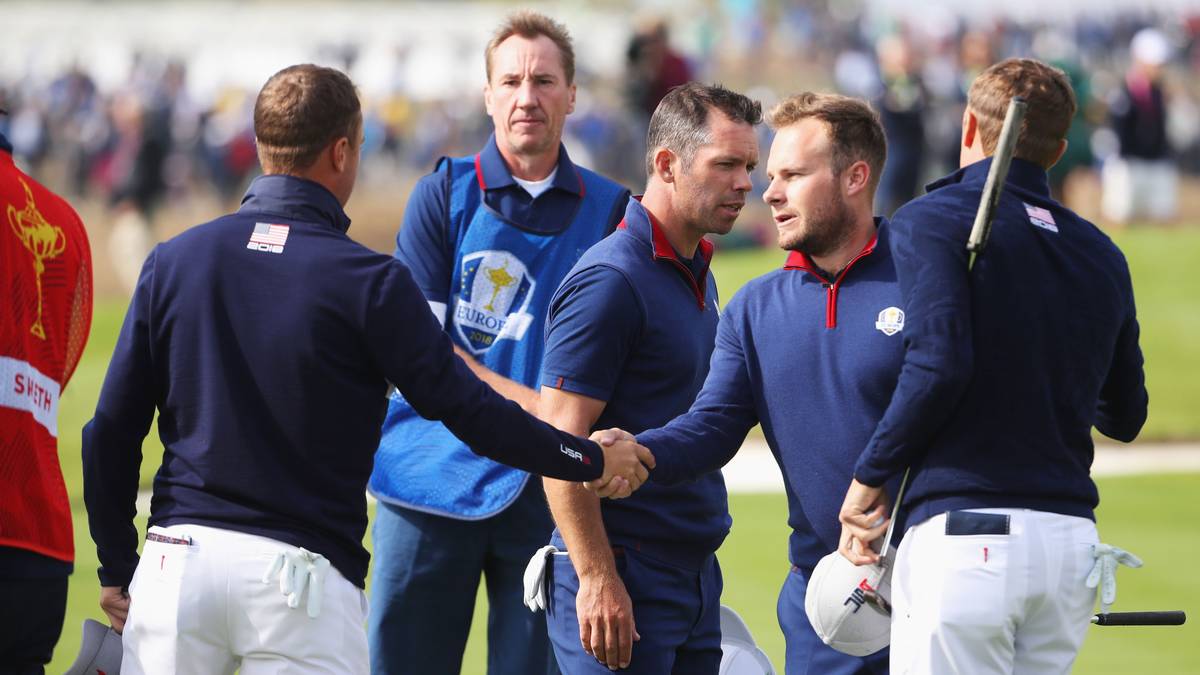 Fairness wird beim Ryder Cup groß geschrieben. Tyrrell Hatton vom Team Europa schüttelt Jordan Spieth vom Team USA die Hand