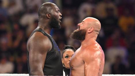 Braun Strowman (r.) besiegte bei WWE Crown Jewel 2,20-Meter-Mann Omos