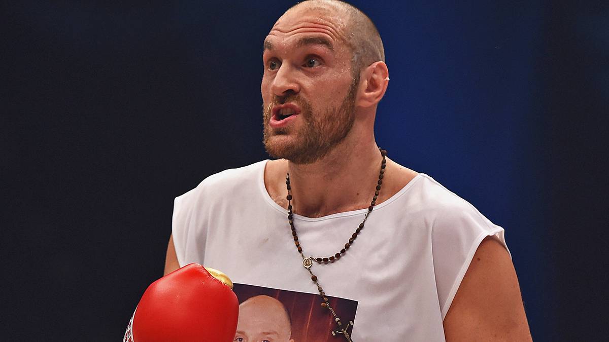 Der "Verrückte" Tyson Fury steigt als Erster in den Ring. Auch bei den Nationalhymnen kann er seine Faxen nicht sein lassen