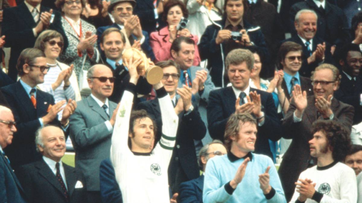 Nach dem Finalsieg reckt Kapitän Franz Beckenbauer den WM-Pokal stolz in den Himmel seiner Heimatstadt München
