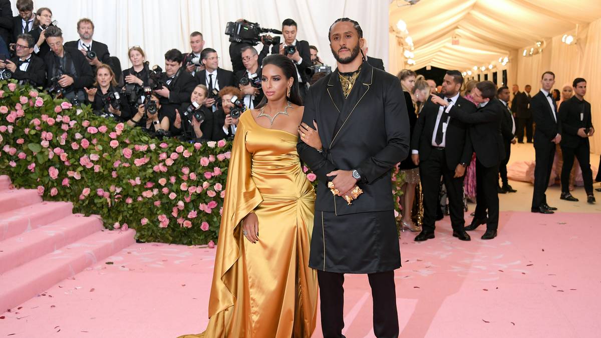 Streik-Profi Colin Kaepernick mag es da im Vergleich fast schon schlicht. Auffallender ist da schon seine Freundin Nessa Diab. Die Radio- und Fernsehmoderatorin glänzte sprichwörtlich im goldenen Abendkleid