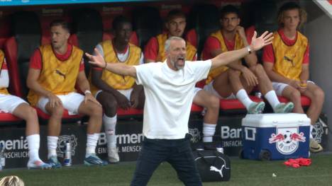 Beim Bundesligaspiel zwischen RB Leipzig und Bayer Leverkusen rastet Leipzig-Trainer Marco Rose komplett aus.