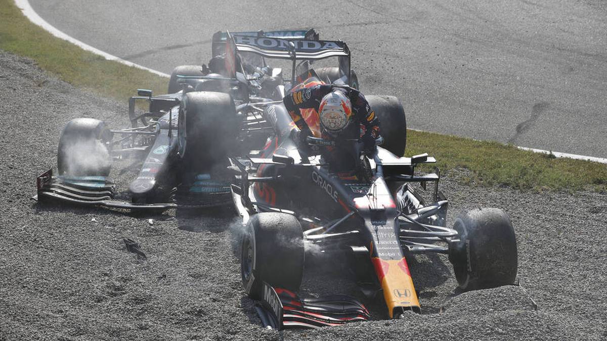 Max Verstappen (v.) landete nach dem Crash mit seinem Red Bull auf dem Mercedes von Lewis Hamilton