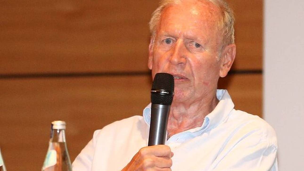 Heinz Höher bei einer Lesung von "Spieltage" 2013