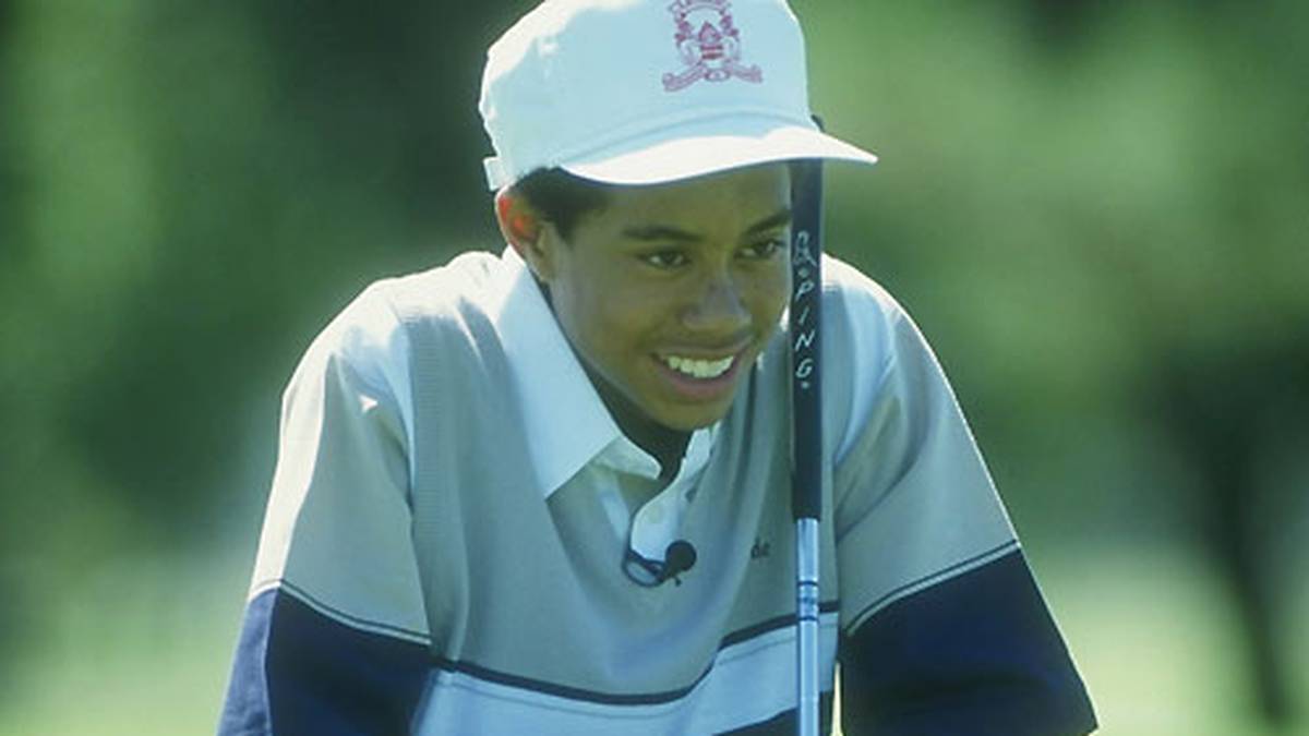 Aber von Anfang an: Schon als Zweijähriger tritt der kleine Eldrick Woods im US-Fernsehen an der Seite von Komiker Bob Hope auf. Als Teenie gilt er als Golf-Wunderkind, über den schon alle Medien berichtet haben, auf der Junior-Tour reiht er Sieg an Sieg