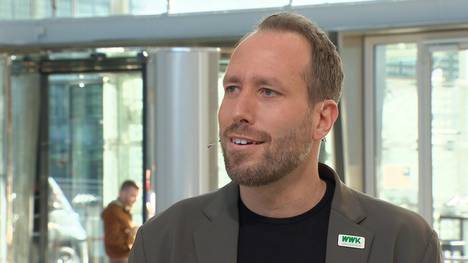 Nach dem Spiel der Bayern gegen den FC Augsburg beschwerte sich der Bayern-Star Leon Goretzka über den Rasen der Augsburger. Der Boss Michael Ströll kontert nun im STAHLWERK Doppelpass.