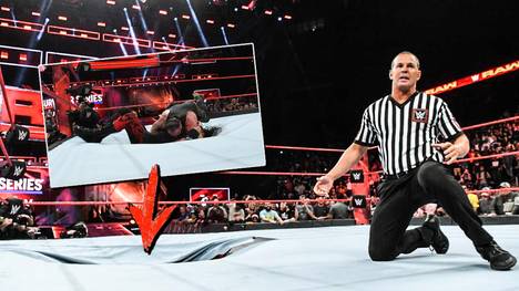Braun Strowman (kleines Bild oben) Kane stürzten bei WWE Monday Night RAW durch den Wrestling-Ring