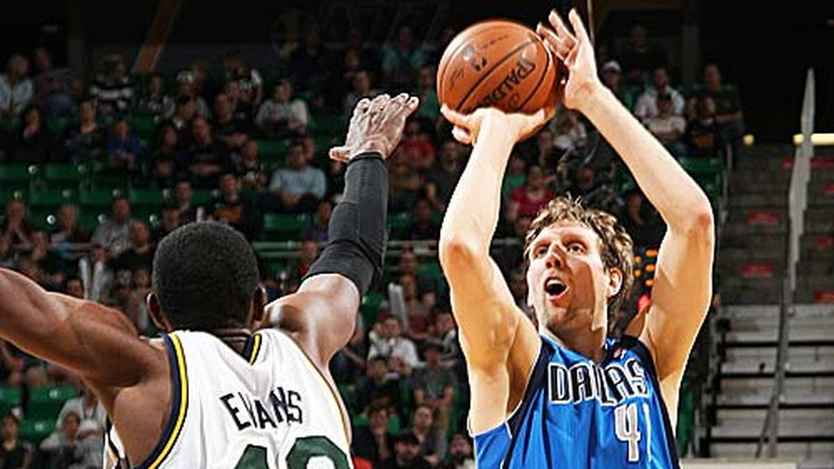 Einen besonderen Meilenstein erreicht Nowitzki am 8. April 2014. Mit 21 Punkten im Spiel bei den Utah Jazz schiebt sich der Ausnahmespieler unter die Top Ten der besten NBA-Scorer aller Zeiten. "Das ist surreal", sagt Nowitzki