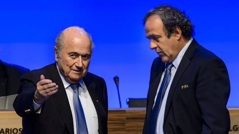 Michel Platini (r.) will Joseph S. Blatter als FIFA-Präsident ablösen