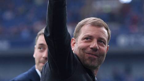 Xabi Alonso kann in seinem ersten Spiel als Bayer-04-Trainer für den Rauswurf von Schalke-Trainer Frank Kramer sorgen. Bei den Fans steht der Coach der Königsblauen stark in der Kritik.