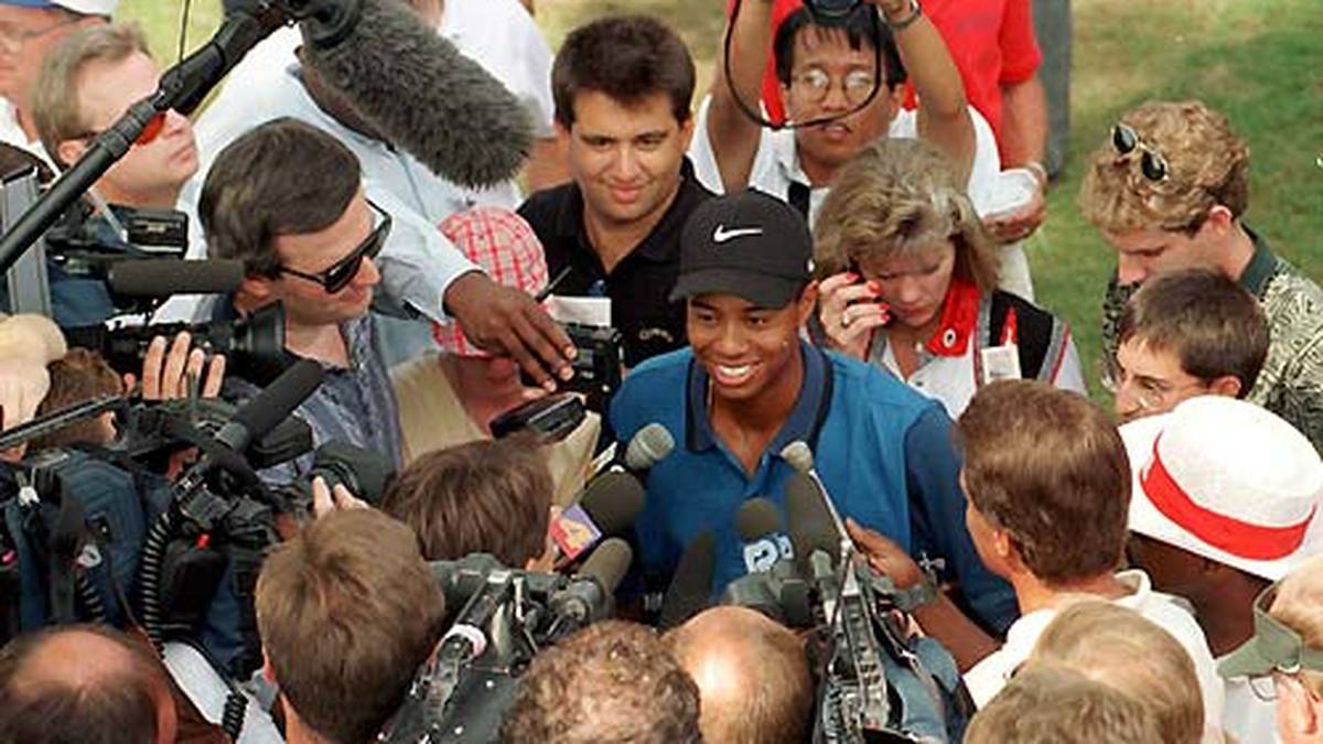 Entsprechend groß ist das Medieninteresse, als Woods 1996 Profi wird. Einen 40-Millionen-Deal mit einem Sporthersteller hat er da schon in der Tasche, am Ende ist er Rookie des Jahres - natürlich