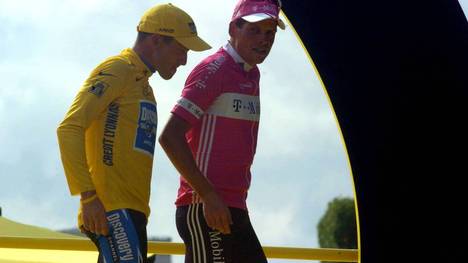 Gesamtsieger Lance Armstrong und Jan Ullrich verlassen die Siegerehrung nach der Tour de France 2005