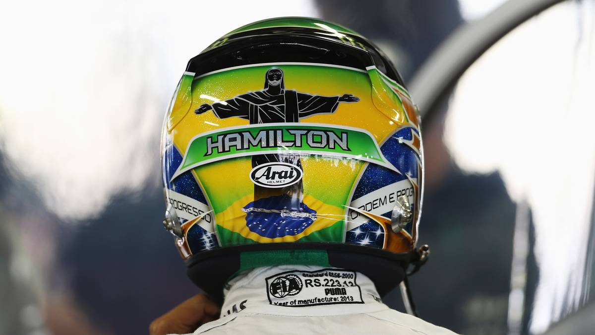 Lewis Hamilton (2013, GP von Brasilien): Sein normales Helmdesign ist dem von Senna nachempfunden, oftmals finden sich auch die brasilianische Flagge sowie die monumentale Christusstatue "Cristo Redentor" in Rio de Janeiro in seinen Designs wieder 