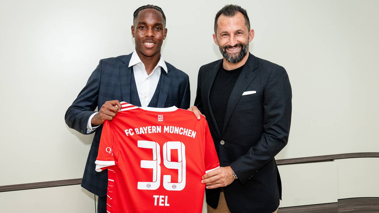 Mathys Tel (l., mit Hasan Salihamidzic) zeigt sein Trikot beim FC Bayern München