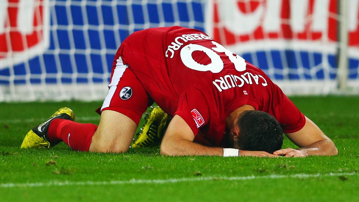 Mit Freiburg verliert noch ein vierter Bundesligist in Runde eins. Der Sportclub, hier Daniel Caligiuri, unterliegt in Unterhaching mit 2:3. Doch auch für den Drittligisten ist danach gegen den VfL Bochum Schluss