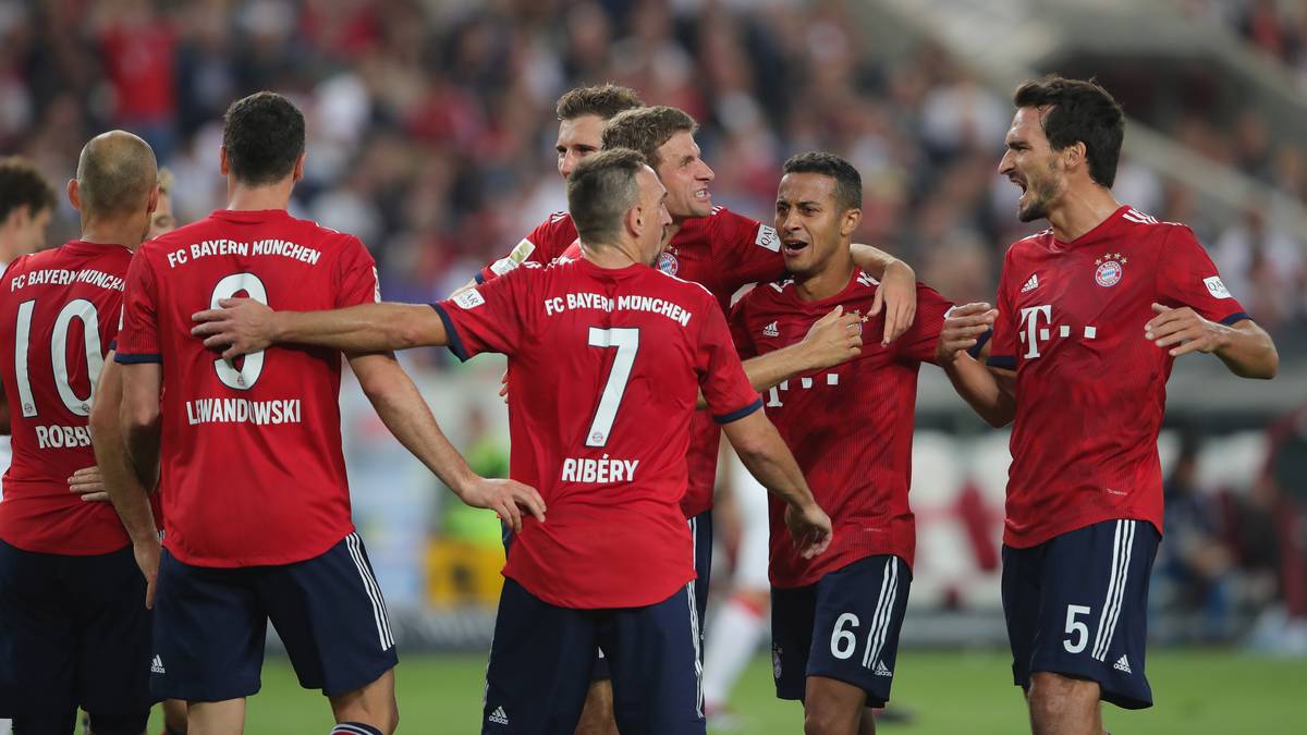 Mit dem 3:0-Sieg beim VfB Stuttgart hat der FC Bayern einen Start nach Maß in die Bundesliga hingelegt und vor der Länderspielpause die Tabellenführung erobert.  Feiern konnten die Profis des Rekordmeisters den Triumph aber nicht wirklich. Bereits am Sonntagmorgen stand der nächste wichtige Termin an…