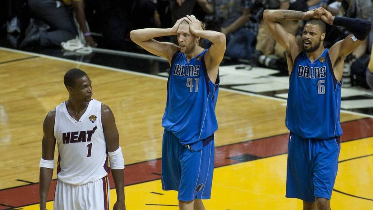 Der Moment, als Dirk Nowitzki (M.) realisierte, dass er mit den Dallas Mavericks den Titel 2011 gewonnen hat