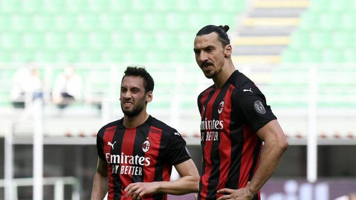 Zlatan Ibrahimovic (r) und Hakan Calhanoglu (l) spielten in der letzten Saison noch zusammen beim AC Mailand