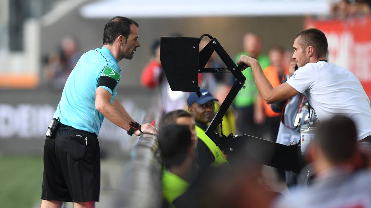 7. SPIELTAG: AUGSBURG - DORTMUND (1:2). Schiri Fritz in der Review-Area. Nach Studium der Zeitlupe gibt er nachträglich einen berechtigten Elfer für den BVB. Koo hat Piszczek im Strafraum umgerissen. Kurios: Das Spiel läuft zunächst weiter. Augsburg will eine Ecke ausführen, als der Video-Schiri sich meldet...