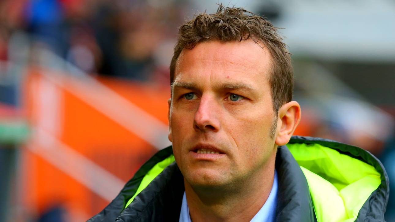 S04-Coach Weinzierl hilft Flutopfern