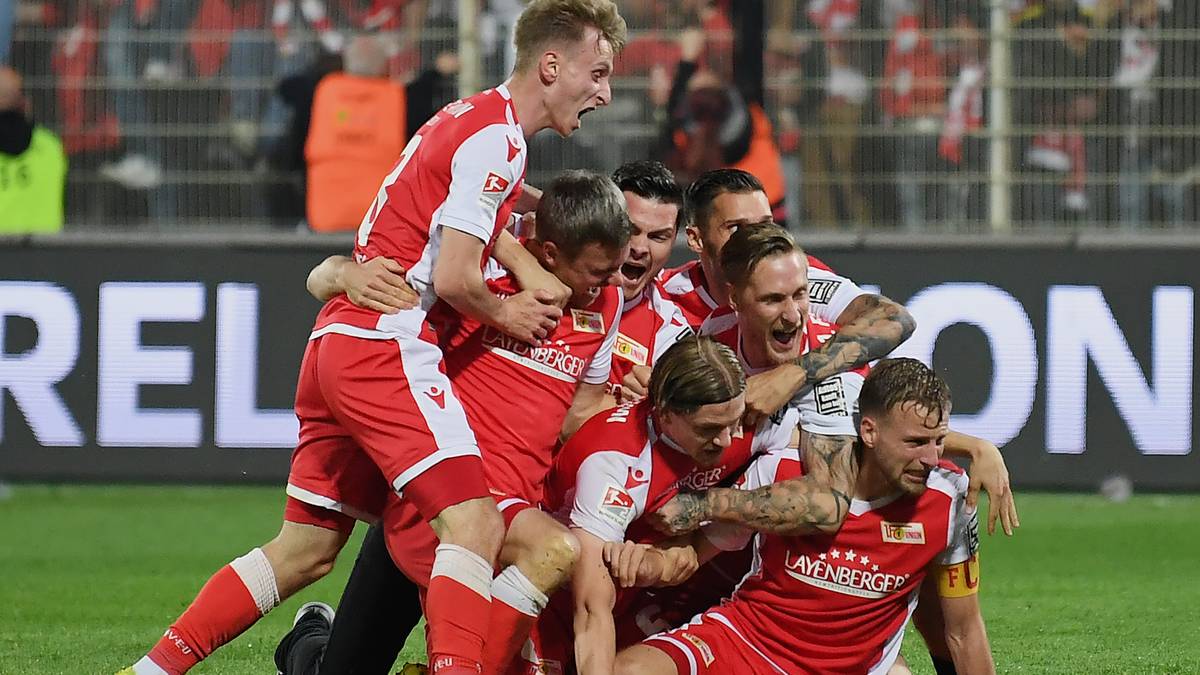 Der Moment des Schlusspfiffs: Die Freude ist grenzenlos, die Union-Glückseligkeit sammelt sich auf einem Haufen
