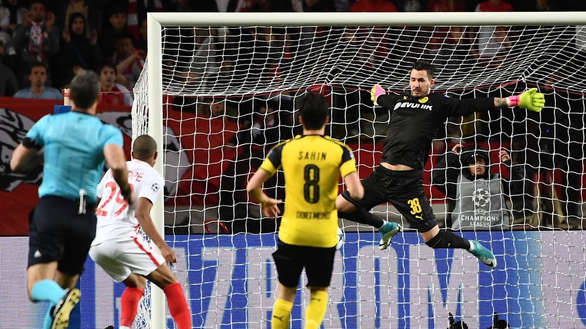 ROMAN BÜRKI: Ließ nach gut zwei Minuten einen Schuss von Benjamin Mendy unglücklich nach vorne prallen, Mbappe staubte zum 1:0 ab. Kurz nach der Pause mit Glanztat, insgesamt aber etwas wackliger als zuletzt - SPORT1-Note: 4