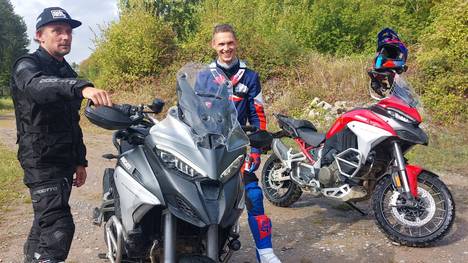 Der Bilster Berg bietet neben dem 4,2 Kilometer langen Asphaltband auch eine selektive Offroad-Strecke. Für mehr Spannung und um Tim noch mehr aus seiner Komfort-Zone zu locken, muss unser Motorexperte die Strecke nicht auf vier, sondern auf zwei Rädern bewältigen: auf einer Ducati Multistrada. Ein zweifacher Motorrad-Weltmeister hilft Tim dabei. Außerdem checkt Alex Wesselsky den Saab 96.