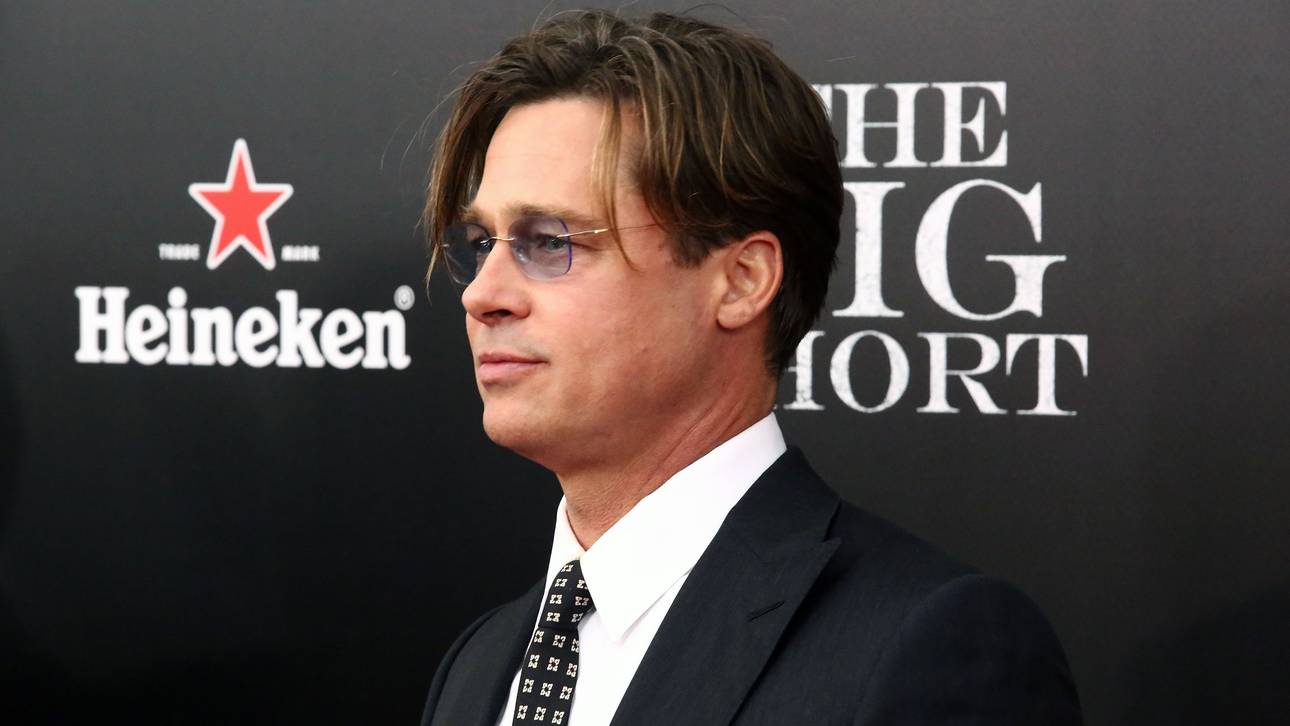 Brad Pitt schwenkt Startflagge