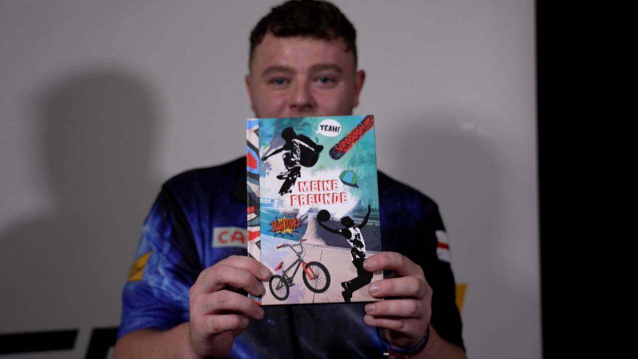 Darts WM 2023: Josh Rock schreibt ins SPORT1-Freundschaftsbuch