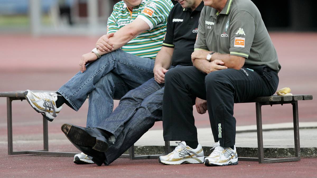 Danach war klar: Dieser Spieler muss zu Werder. Born und Manager Klaus Allofs flogen kurz darauf erneut nach Lima, schmeichelten sich bei Pizarros Vater und einem Spielerberater mit Traubenschnaps ein - und der Deal war perfekt