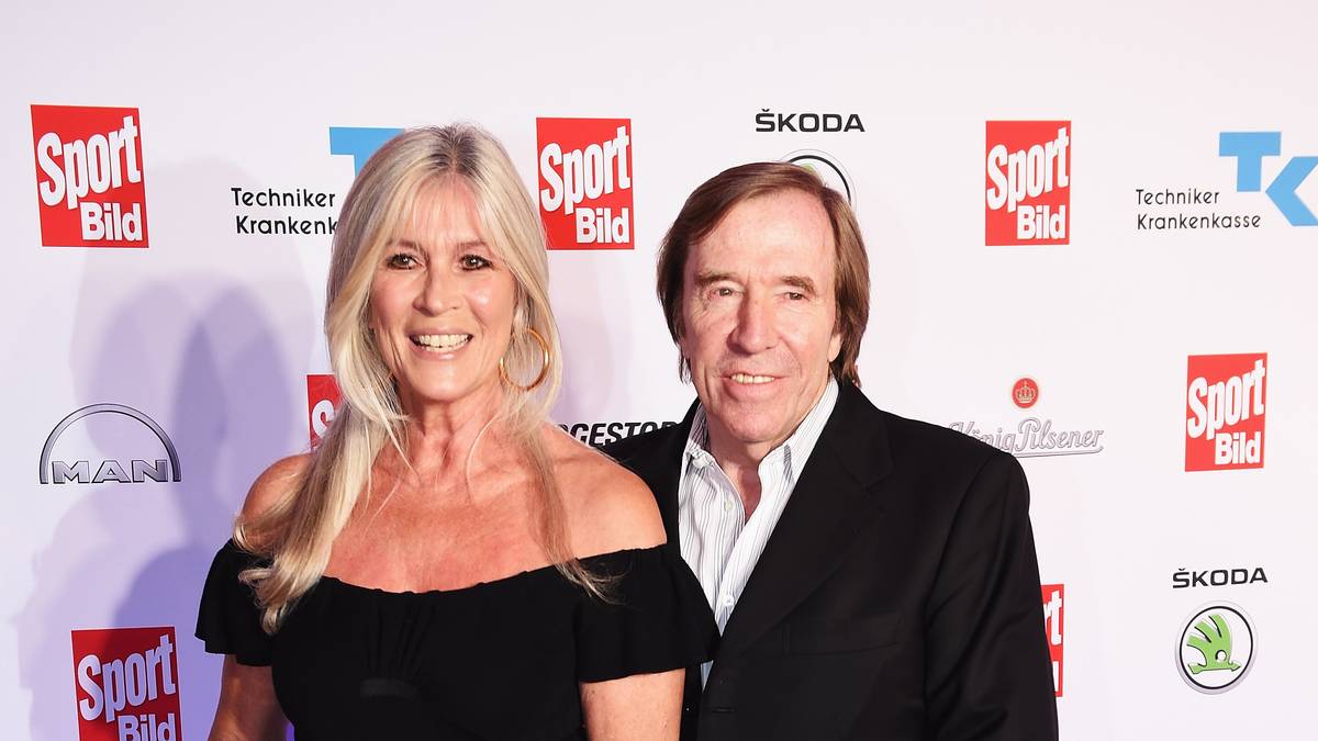Günter Netzer posiert mit seiner Frau Elvira