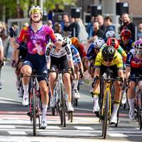 Chaos beim Amstel Gold Race: Ein Verkehrsunfall sorgt für eine lange Unterbrechung - und im Sprint jubelt eine Niederländerin zu früh.