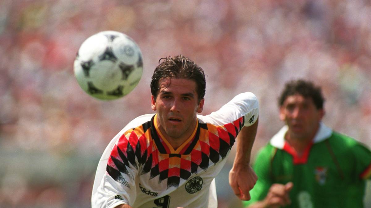 KARL-HEINZ RIEDLE: Mit der deutschen Nationalmannschaft wurde der Allgäuer 1990 Weltmeister. Von 1993 bis 1997 spielte "Air Riedle" - wie er wegen seiner Kopfballstärke genannt wurde - beim BVB