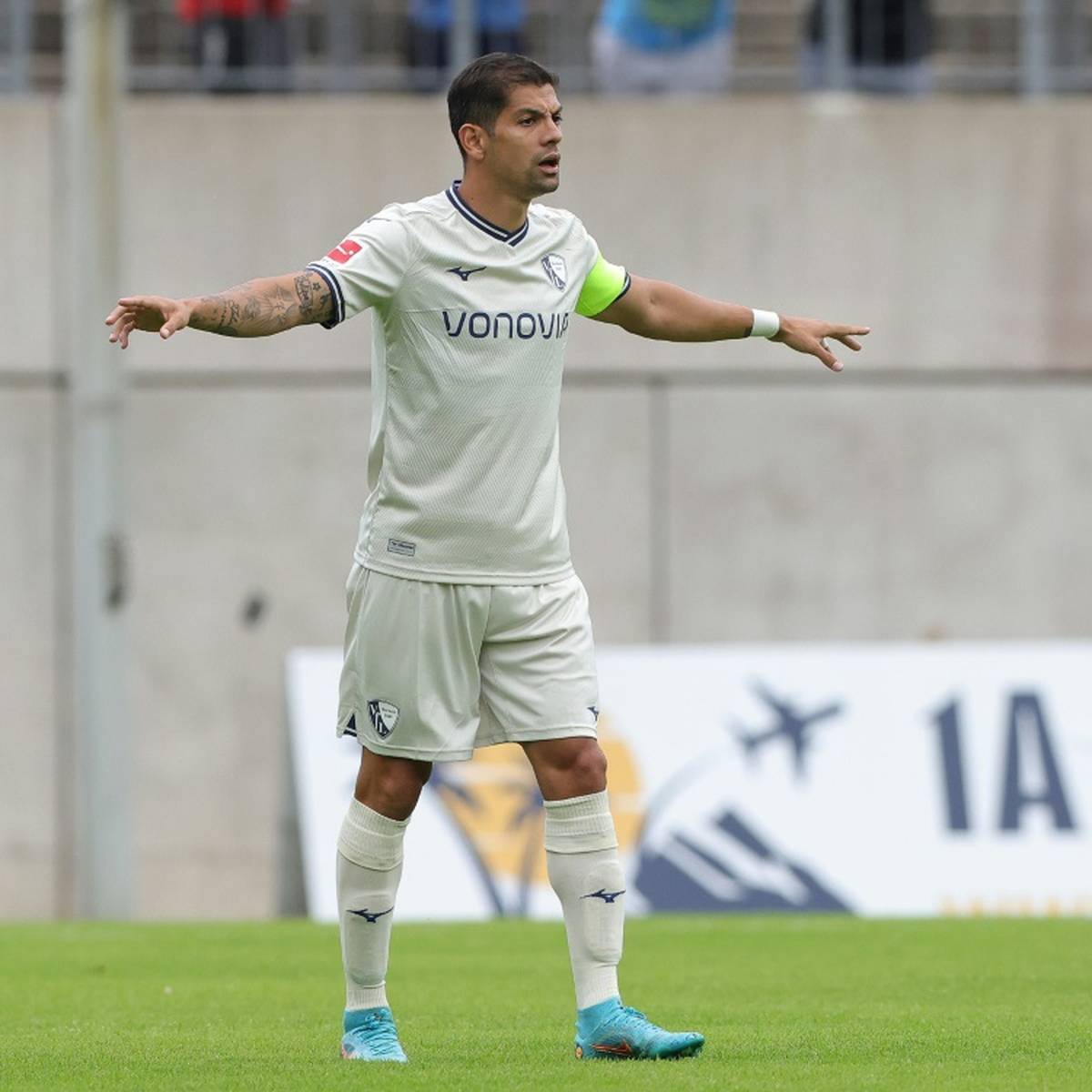 Cristian Gamboa hat seinen Vertrag beim Bundesligisten VfL Bochum vorzeitig um eine weitere Saison bis 30. Juni 2024 verlängert.