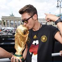 Mesut Özil veröffentlicht ein Video, in dem er von seiner Zeit im DFB-Team schwärmt. Ist es nach dem Bruch mit dem deutschen Fußball der Versuch einer Versöhnung?