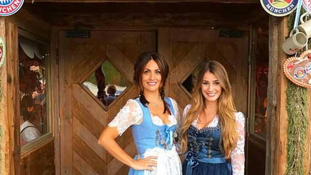 Die Spanierin posiert mit Thiagos Julia vor dem Käfer-Zelt