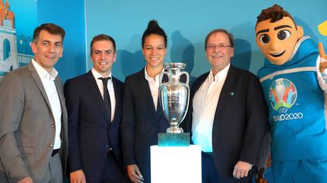 Philipp Lahm (2. v. links) spendet sein Botschafter-Gehalt für die EM 2020 an den Bayerischen Fußball-Verband