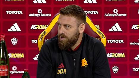 Daniele De Rossi spricht auf einer Pressekonferenz über die Entlassung von Jose Mourinho als Trainer der AS Rom und sich selbst als Nachfolger.