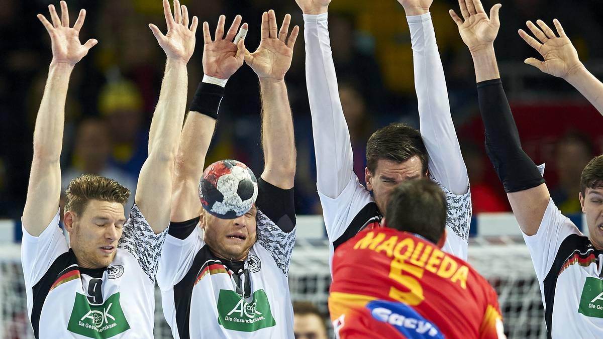 PLATZ 2 - EM 2016 - FINALE: Die Erinnerung an das letzte große Duell der Handball-Großmächte ist noch präsent. Bei der Europameisterschaft 2016 treffen Spanien und Deutschland bereits in der Gruppe aufeinander - die Spanier setzen sich mit 32:29 durch