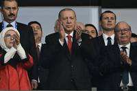 Der türkische Nationalspieler Merih Demiral war nach der Wolfsgruß-Geste von der UEFA für zwei Spiele gesperrt worden, nun äußert sich sein Staatspräsident. 