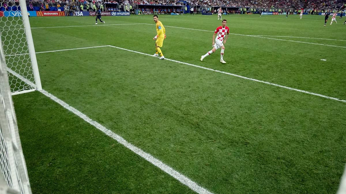 ENGLAND – THE SUN: "Französische Glücksseligkeit. Griezmann, Pogba und Mbappe inspirieren Frankreich zu einem deutlichen WM-Sieg. Ein Eigentor, eine VAR-Kontroverse, ein Elfmeter und ein lächerlicher Torwartfehler. Wie passend, dass die WM in einer solch atemberaubenden und unterhaltsamen Art und Weise zu Ende geht"