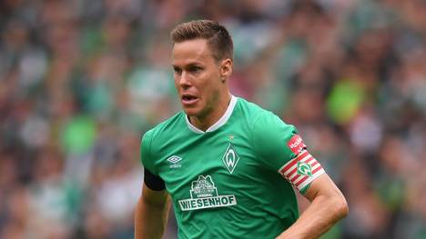 BREMEN, GERMANY - AUGUST 17: Niklas Moisander of Werder Bremen runs with the ball during the Bundesliga match between SV Werder Bremen and Fortuna Duesseldorf at Wohninvest Weserstadion on August 17, 2019 in Bremen, Germany. (Photo by Oliver Hardt/Bongarts/Getty Images)