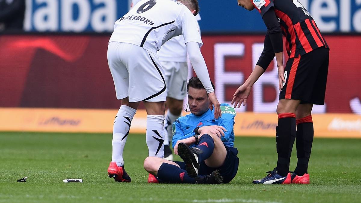 Der Übeltäter entschuldigt sich, Frankfurts Hasebe schaut besorgt