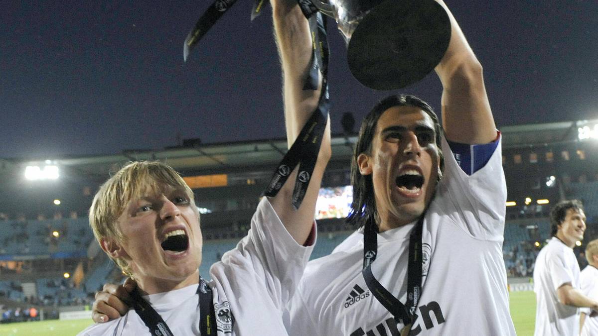 SAMI KHEDIRA: Der Schwabe, damals bereits Deutscher Meister mit dem VfB, ist Kopf und Kapitän der Mannschaft. Der Aufstieg ins A-Team ist die logische Folge, nach dem Ausfall von Michael Ballack bei der WM 2010 ist er nicht mehr aus Löws Elf wegzudenken. Seit dem WM-Debakel 2018 wird er aber nicht mehr berufen. Die weiteren Stationen seiner glanzvollen Karriere sind Real Madrid und aktuell Juventus Turin